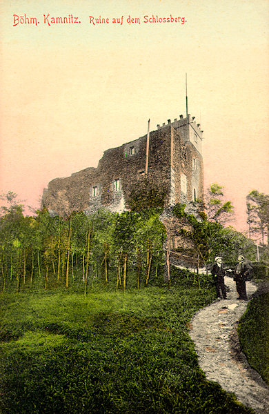 Eine Ansichtskarte des Kamenický hrad (Burg Kamnitz) aus dem Jahre 1906 mit dem ursprünglichen hölzernen Aussichtsturm aus dem Jahre 1880.