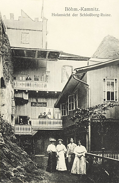 Na této pohlednici vidíme dřevěnou vestavbu ve zřícenině Kamenického hradu. Vyhlídková věž byla postavena již v září 1880, letní restaurace sloužila od roku 1910.