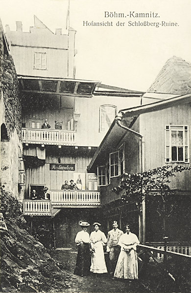 Auf dieser Ansichtskarte sieht man die in die Ruine des Kamenický hrad (Schloss Kempnitz) gebauten hölzernen Baulichkeiten. Der Aussichtsturm wurde bereits im September 1880 erbaut, die Sommergaststätte diente den Besuchern seit 1910.