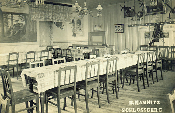 Diese Ansichtskarte vom Jahre 1911 zeigt das Interieur des ehemaligen Schlossrestaurants auf dem Zámecký vrch (Schlossberg) bei Česká Kamenice (Böhmisch Kamnitz).