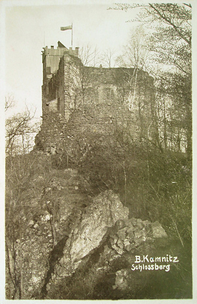 Auf dieser Ansichtskarte sieht man die Ruine des Burgpalastes mit dem eingebauten Aussichtsturm.