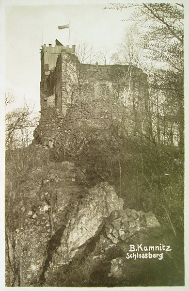 On this picture postcard we see the ruin of the castle's palace with the built-in lookout tower.