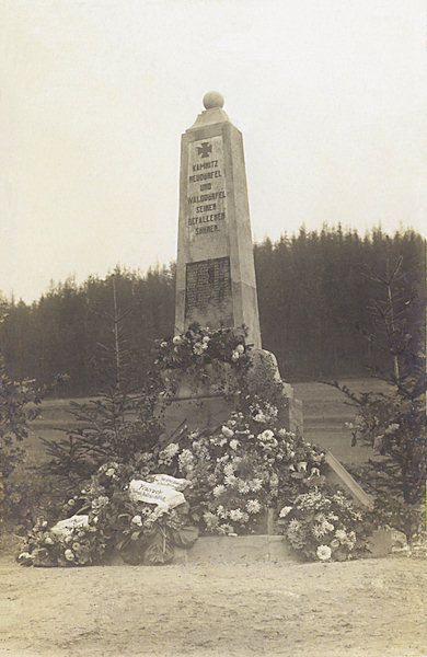 Auf dieser Ansichtskarte ist das heute schon zerstörte Denkmal der Gefallenen des ersten Weltkrieges, das an der Strasse nahe des Feuerwehr-Gerätehauses stand.