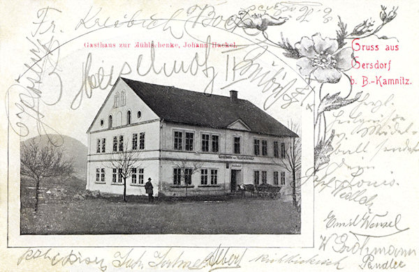 Auf dieser Ansichtskarte sieht man die frühere, etwa abseits von der Gemeinde an der Hautpstrasse nach Česká Kamenice (Böhmisch Kamnitz) stehende Gaststätte Mühlschenke.