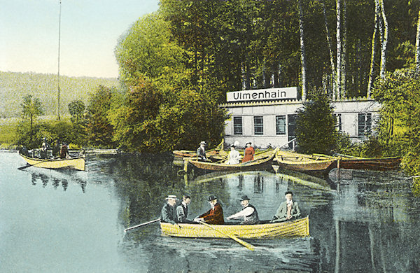 Auf dieser Ansichtskarte ist das am Teich an der Strassenkreuzung südlich der Gemeinde eingerichtete Freibad „Ulmenhain“.