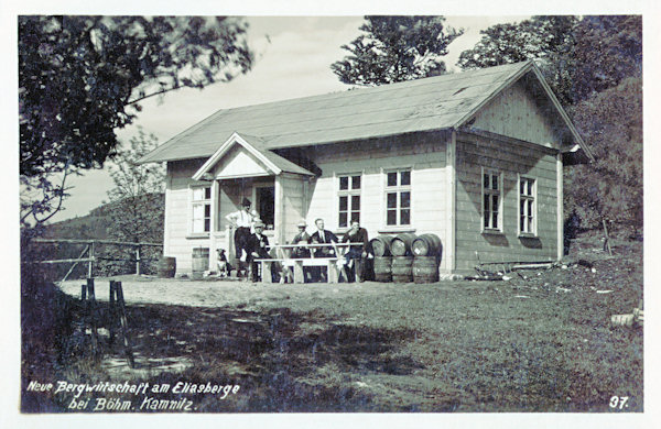 Diese Ansichtskarte zeigt die ehemalige Sommerrestauration, die sich unterhalb des Gipfels des Kunratický vrch (Elisberg) bei Česká Kamenice (Böhmisch Kamnitz) befand.