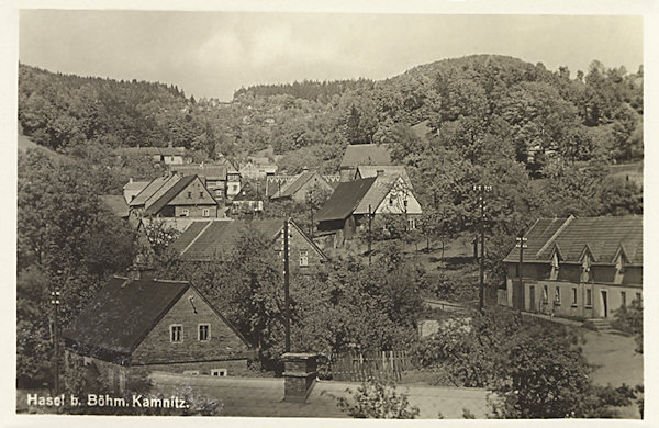 Diese Ansichtskarte zeigt das im engen Tal zwischen dem Zlatý vrch (Goldberg) und Studenec (Kaltenberg) liegende Mitteldorf von Líska (Hasel).