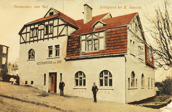 This picture postcard shows the inn named after the nearby swimming pool „Zum Bad“ (in German). The building remained almost unchanged till our days.