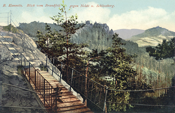 Diese Ansichtskarte vom Jahre 1915 zeigt den Blick auf die Jehla (Nolde) vom Ponorka (Brandfelsen) bei Česká Kamenice (Böhmisch Kamnitz).