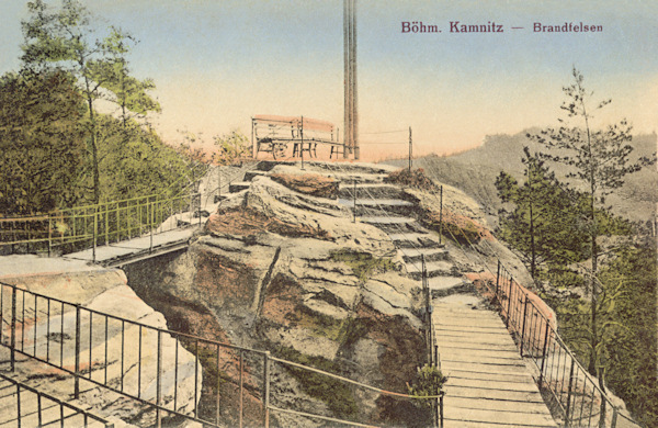 Diese Ansichtskarte vom Jahre 1915 zeigt den Aussichtsfelsen Ponorka (Brand) bei Česká Kamenice (Böhmisch Kamnitz).