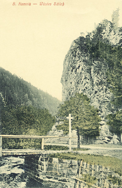 This picture postcard from 1918 shows the steep rock of the Pustý zámek (Deserted Castle) in the valley of the brook Kamenice.