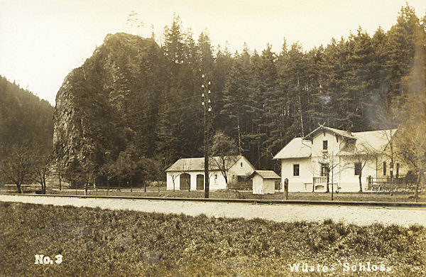 On this picture postcard you see the former seigniorial gamekeeper's lodge under the rocky promontory of the Pustý zámek (Deserted Castle) rock.