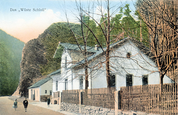 Auf dieser Ansichtskarte aus dem Jahre 1925 sieht man das ehemalige Forsthaus unterhalb des Pustý zámek (Wüstes Schloss). Heute steht hier nur das kleinere Haus im Hintergrunde.