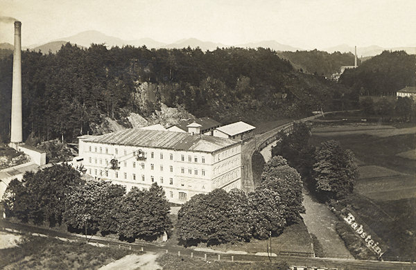 Tato pohlednice zachycuje třetí Preidlovu přádelnu v Rabštejnském údolí u Janské kolem roku 1910.