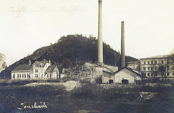 Auf dieser Ansichtskarte sieht man das grosse, früher in der Nachbarschaft der Preidelschen Spinnereien No. 75 bei Janská (Jonsbach) stehende Gasthaus „Rabsteiner Schweiz“.