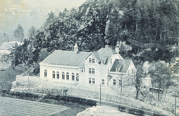 This picture postcard shows the already destroyed restaurant „Rabsteiner Schweiz“ near Janská which also served the workers of the nearby spinning mill as canteen.