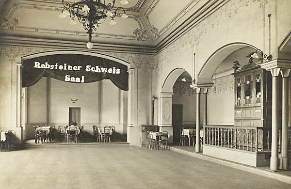 Na této pohlednici vidíme interiér velkého sálu bývalého hostince „Rabštejnské Švýcarsko“.