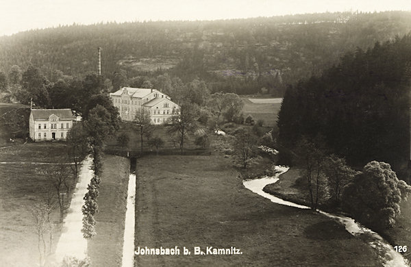 Diese Ansichtskarte aus der Zeit vor dem ersten Weltkrieg zeigt die ehemalige Preidelsche Spinnerei No. 59 im Tal der Kamenice (Kamnitzbach) bei Janská (Jonsbach).