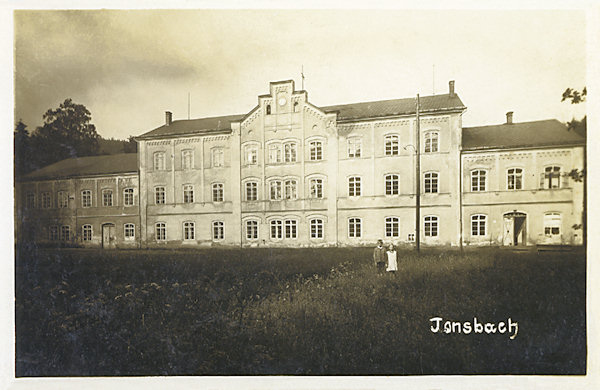 Auf dieser Ansichtskarte sieht man das Hauptgebäude der Preidelschen Spinnerei No 59 bei Janská (Jonsbach).