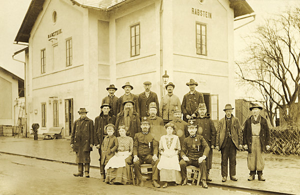 This picture postcard from about 1910 shows the railway station Rabštejn which after World War Two was renamed to Veselé pod Rabštejnem. In the last years of the 20th century the building had been totally ravaged.