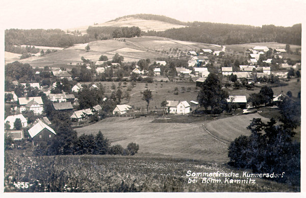 Die Ansichtskarte aus der Zeit zwischen den Kriegen zeigt den Blick auf Kunratice (Kunersdorf) vom Kunratický vrch (Elisberg). Im Hintergrund der Větrný vrch (Ottenberg).