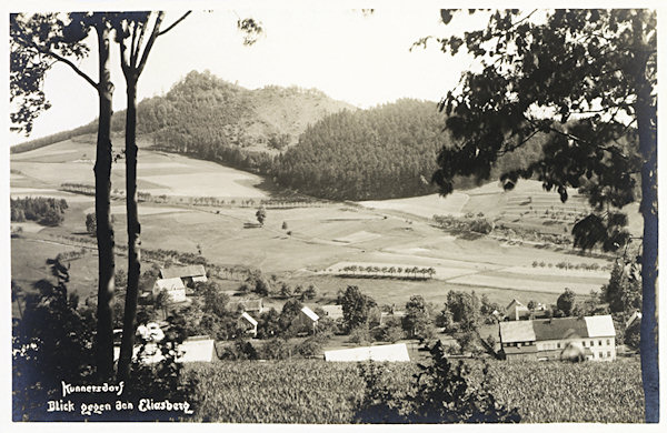 Auf dieser Ansichtskarte sieht man den mittleren Teil der Gemeinde mit dem Kunratický vrch (Elisberg) im Hintergrund.