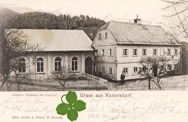 Tato pohlednice zachycuje bývalý Patznerův hostinec s tanečním sálem, který se v téměř nezměněné podobě dochoval dodnes.