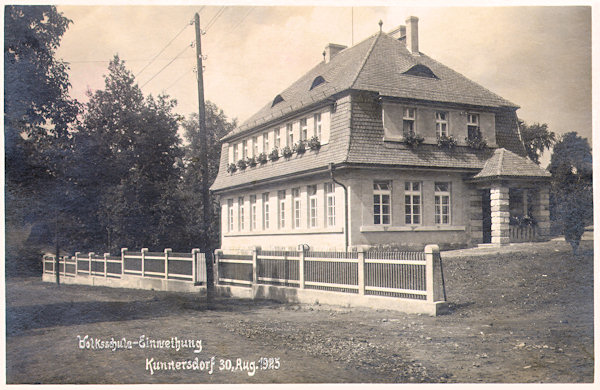Tato pohlednice byla vydána při příležitosti slavnostního otevření školy v Kunraticích 30. srpna roku 1925. Dnes její budova slouží jako penzion.