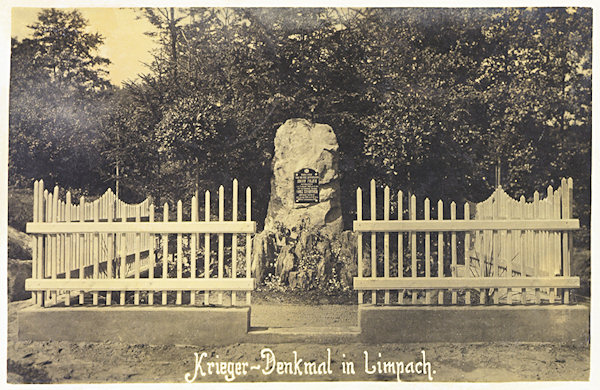 Diese Ansichtskarte zeigt das bis heute bestehende Kriegerdenkmal in Lipnice (Limbach) in seiner ursprünglichen Gestal.