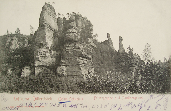 Tato pohlednice zachycuje skalní útvary nad dolní částí Pavlínina údolí u Jetřichovic.
