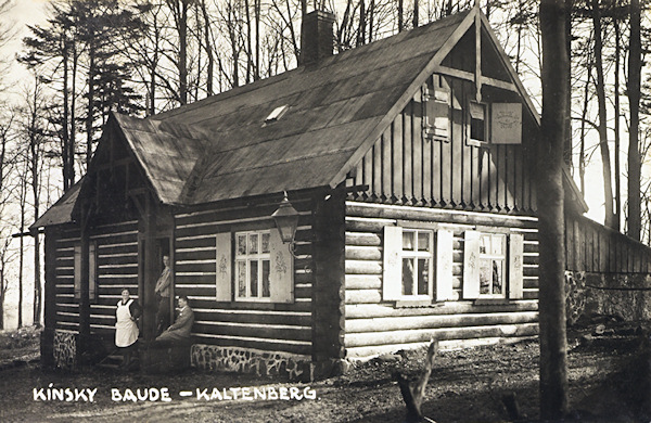 Auf dieser Ansichtskarte sieht man das Blockhaus der früheren Baude auf dem Studenec (Kaltenberg). Heute stehen von ihr nur die Grundmauern und einige Reste des Kellers hinter dem Hause.