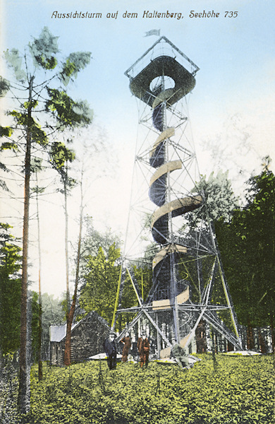 Auf dieser Ansichtskarte sieht man den historischen, 1888 erbauten eisernen Aussichtsturm auf dem Studenec (Kaltenberg).