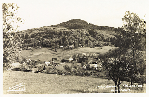 Auf dieser Ansichtskarte sieht man das im Tal unterhalb des Studenec (Kaltenberg) liegende Mitteldorf von Studený (Kaltenbach).