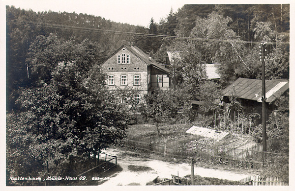 Diese Ansichtskarte zeigt die frühere, 1867 von Vinzenz Hieke in Betrieb gesetzte mechanische Zwirnspinnerei an unteren Dorfende. Später war hier ein Sägewerk und nach dem 2. Weltkrieg ein Erholungsheim. In den 80er Jahren wurde das Haus ziemlich geschmacklos umgebaut und dient seit den 90er Jahren als Pension.