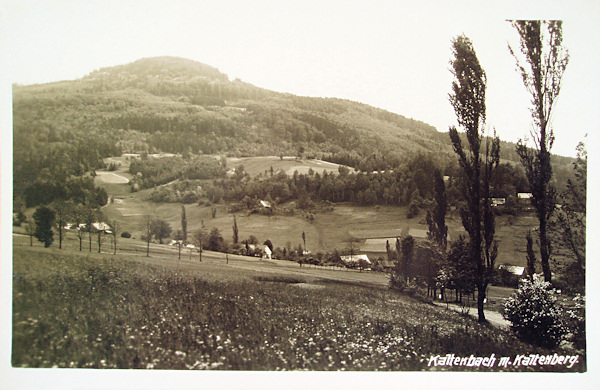 Diese Ansichtskarte zeigt den oberen Teil des Dorfes unter dem Studenec (Kaltenberg) von Norden.