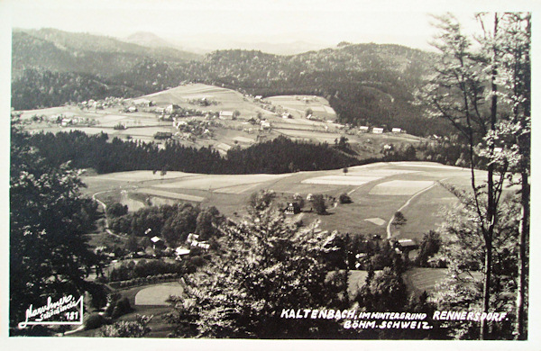 Auf dieser vom Gipfel des Studenec (Kaltenberg) aufgenommenen Ansichtskarte sieht man im Vordergrund einen Teil des Dorfes Studený (Kaltenbach). Durch die Mitte des Bildes verläuft das waldbewachsene Band des Pavlínino údolí (Paulinental), hinter dem sich das Dorf Rynartice (Rennersdorf) befindet.