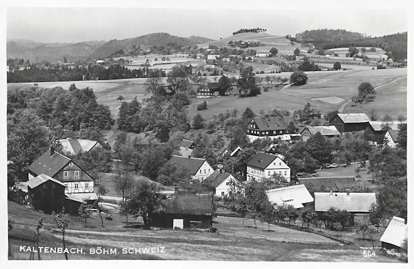 Diese Ansichtskarte zeigt das Zentrum von Studený (Kaltenbach). Im Hintergrund wir sehen Rynartice (Rennersdorf) mit Křížový vrch (Kreuzberg).