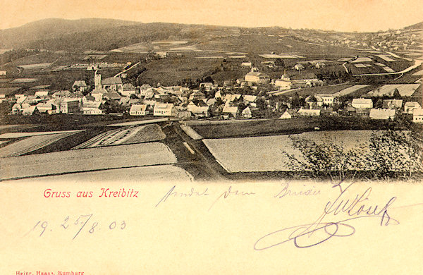 Diese Ansichtskarte aus dem Jahr 1903 zeigt das Stadtzentrum mit der St. Georgskirche vom Süden. Im Vordergrund rechts sieht man Nová Chřibská (Neu-Kreibitz) und links den Široký vrch (Steingeschütte).