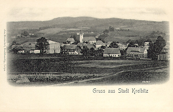 Auf dieser Ansichtskarte von 1899 sehen wir das Zentrum von Chřibská mit der Dominante der St. Georgs-Kirche.