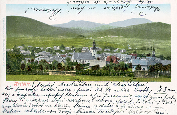 Diese Ansichtskarte aus dem Jahr 1906 zeigt das Ortszentrum mit der St. Georgskirche, Im Vordergrund ist der am Ende des 19. Jahrhunderts gegründete städtische Friedhof, den Hintergrund schliessen die Berge um den Chřibský vrch (Himpelberg, links) und Studenec (Kaltenberg, hinten rechts) ab.