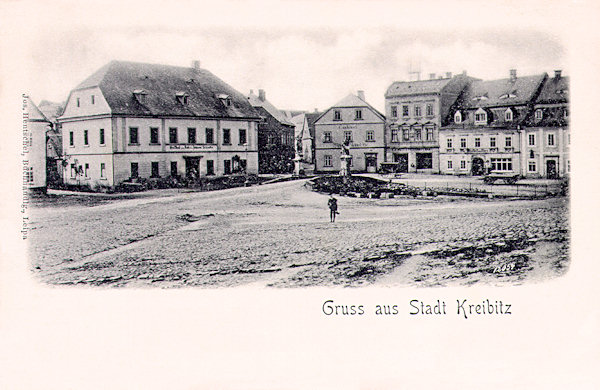 Auf dieser Ansichtskarte aus dem Jahr 1899 sieht man den südwestlichen Teil des Marktplatzes. Die ersten drei Häuser rechts stehen noch heute, das vierte (in der Mitte) wurde später abgerissen und dasselbe Schicksal traf auch das grosse Gebäude links, an dessen Stelle nach 2000 ein Neubau entstand.