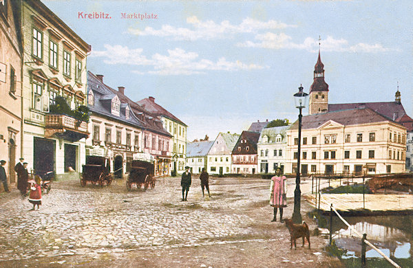 Diese Ansichtskarte zeigt den Nordwestteil des Marktplatzes im Jahr 1913. Die meisten der abgebildeten Häuser stehen auch heute noch, nur die beiden alten Häuser mit den hohen Giebeln in der Mitte sucht man heute vergebens.