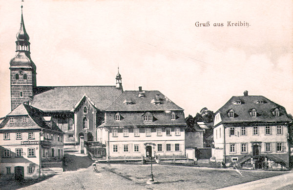 Auf dieser Ansichtskarte aus der ersten Hälfte der 20er Jahre des 20. Jahrhunderts sehen Sie die Häuser der Nordfront des Marktplatzes mit der St. Georgskirche, deren heutiges Aussehen aus dem Jahr 1901 stammt.
