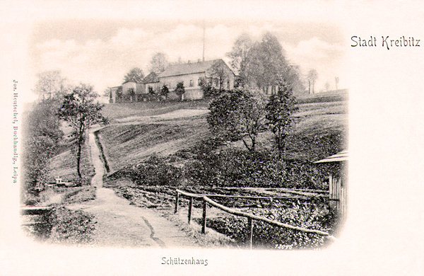 Auf dieser Ansichtskarte von 1899 sieht man das frühere Schützenhaus, das, später etwas umgebaut, auch heute noch auf einer Anhöhe östlich des Marktplatzes steht.