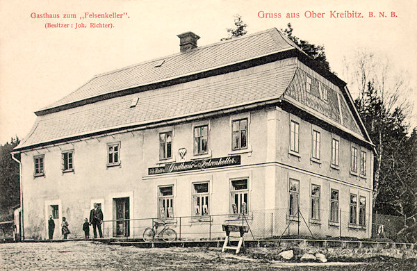 Na pohlednici z roku 1909 vidíme bývalý hostinec „Skalní sklep“ (Felsenkeller), jehož majitelem byl tehdy Johann Richter.