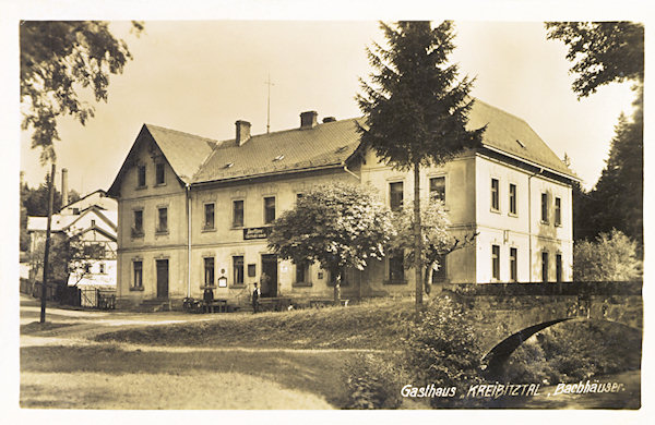 On this picture postcard the former restaurant „Kreibitztal“, which stood in the valley of the Kamenice-brook near the branch-road to Studený. The house, whose appearance was in the course of reconstructions in the 2nd half of the 20th century thoroughly altered, at present serves as a holiday resort.