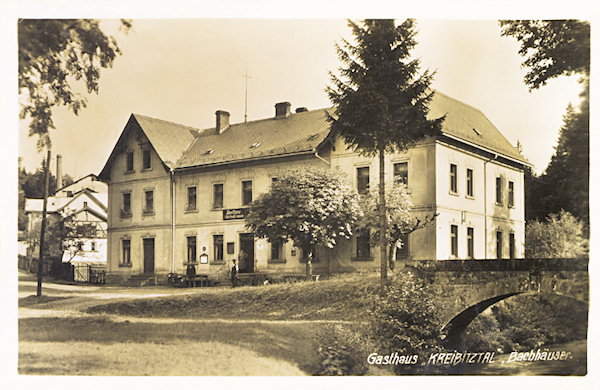 Na této pohlednici vidíme bývalý hostinec „Chřibské údolí“ (Kreibitztal), který stál v údolí Kamenice u odbočky silnice do Studeného. Budova, jejíž vzhled byl přestavbou ve 2. polovině 20. století zcela změněn, dnes slouží jako rekreační středisko.