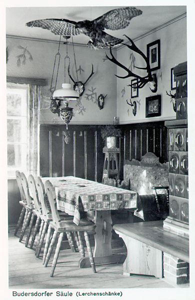 This picture postcard shows the interior of the former restaurant „Lerchenschänke“ standing at the branch road leading to the summer resort „Na Tokáni“. At present there is the information centre of the National park „České Švýcarsko“.