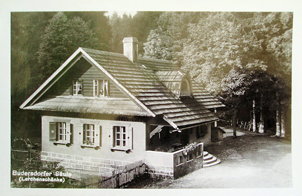 Na této pohlednici vidíme bývalou hájovnu U Sloupu, ve které byl později otevřen hostinec „Lerchenschänke“.