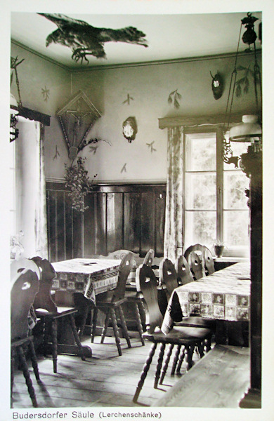 This picture postcard shows the interior of the former restaurant „Lerchenschänke“ standing at the branch road leading to the summer resort „Na Tokáni“.
